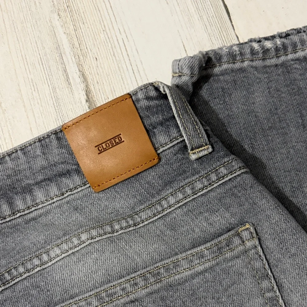 Closed chic gray